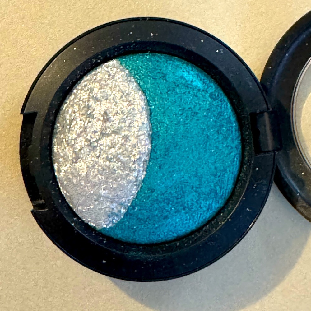 MAC Cosmetics blue sorcery eyeshadow